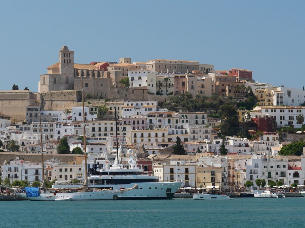Uitzicht over Ibiza-stad en Dalt Vila, rustige kant van het eiland