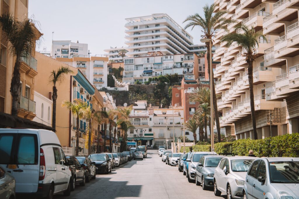 Auto huren in Spanje, auto onderweg op een weg in Spanje