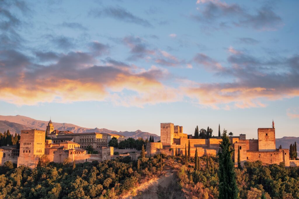 Uitzicht op het Alhambra in Granada met de Sierra Nevada op de achtergrond